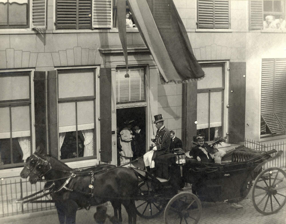Koets met koningin moeder Emma na haar bezoek aan het Bijbelsch Museum 1904
