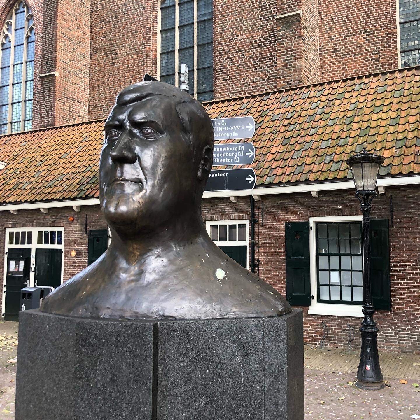 Borstbeeld Anton Geesink bij Jacobikerk