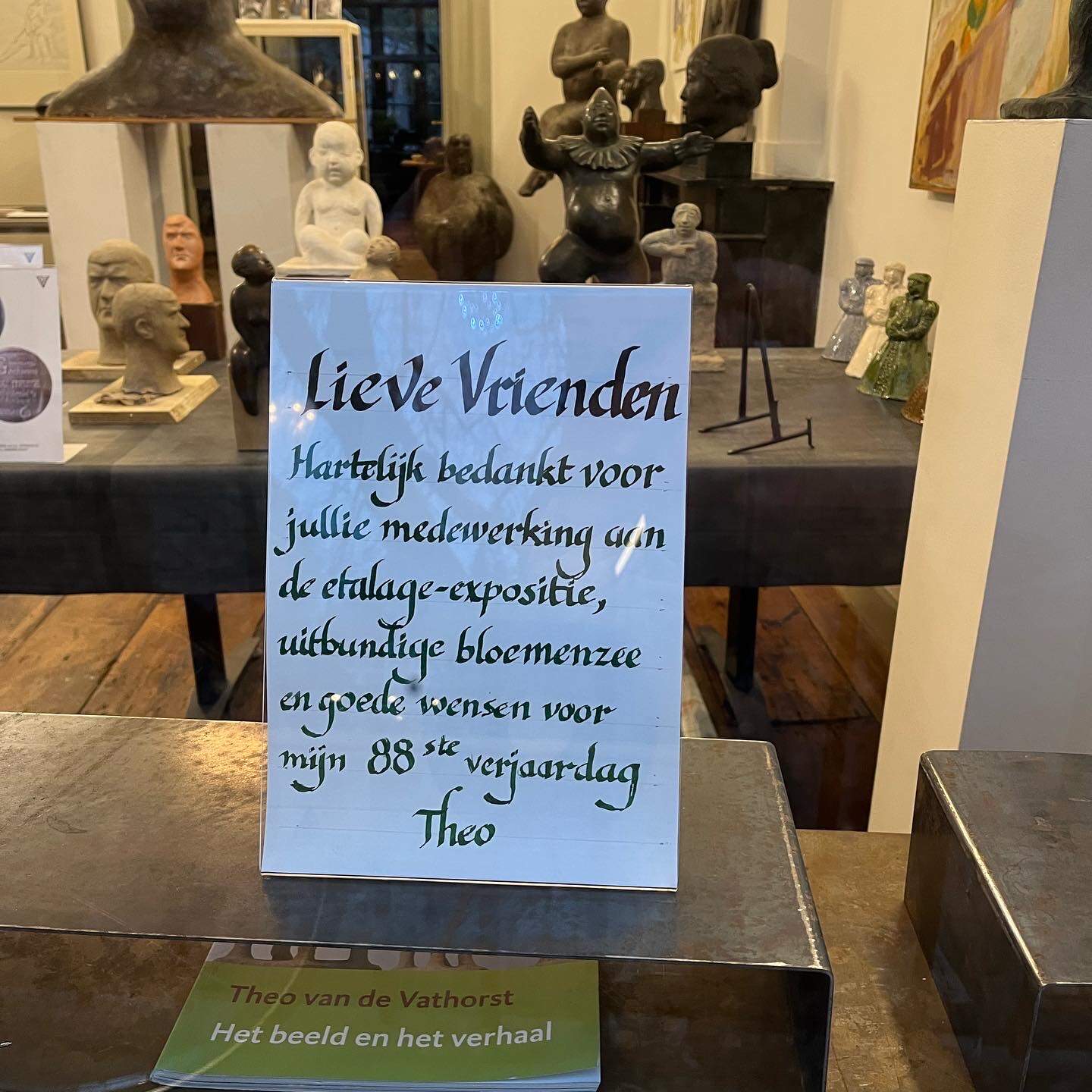 Laatste groet van Theo in etalage met tentoonstelling Utrechtse werken Oudegracht 341