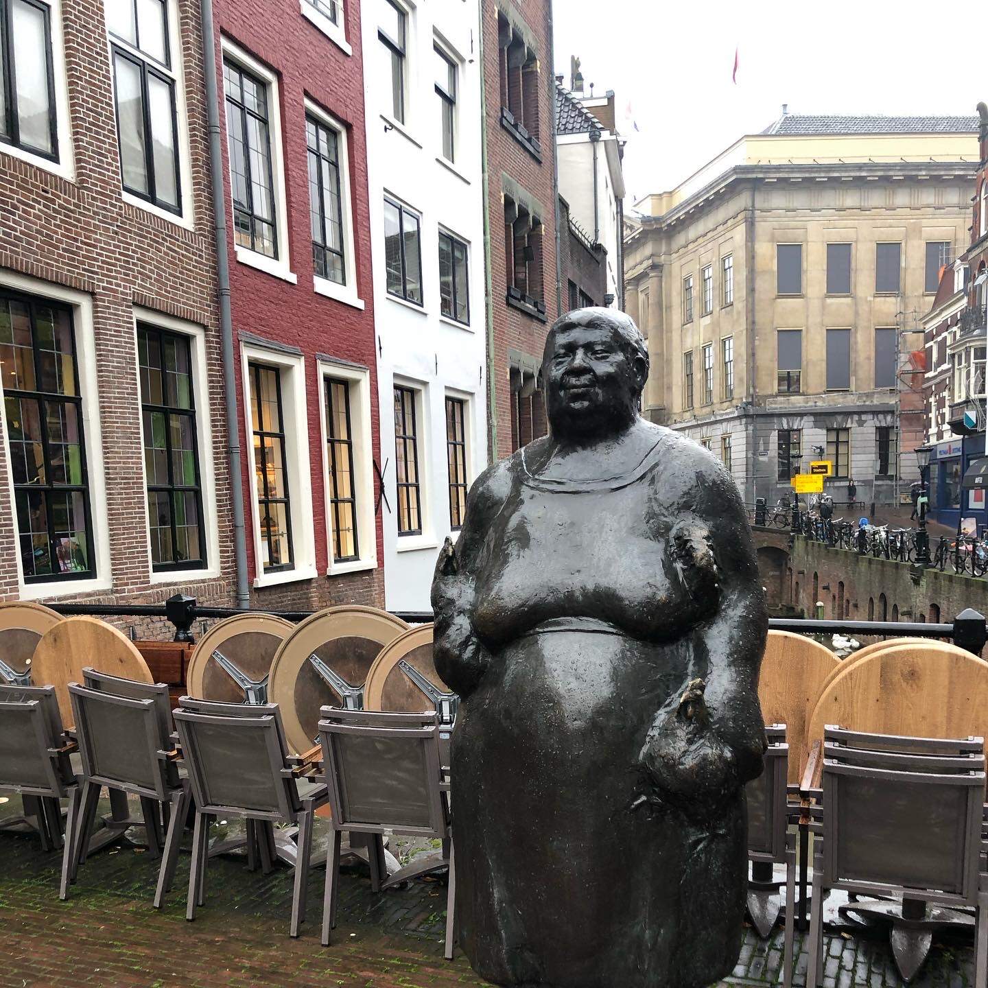 Marktvrouw op de Kalisbrug bij de Vismarkt