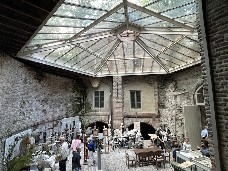 Het atelier in bastion nu in gebruik door beeldhouwers Emilio Timp en Amiran Djanashvili