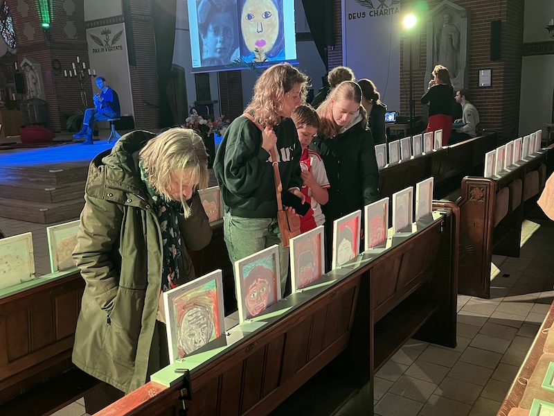 Bezoekers tijdens de opening