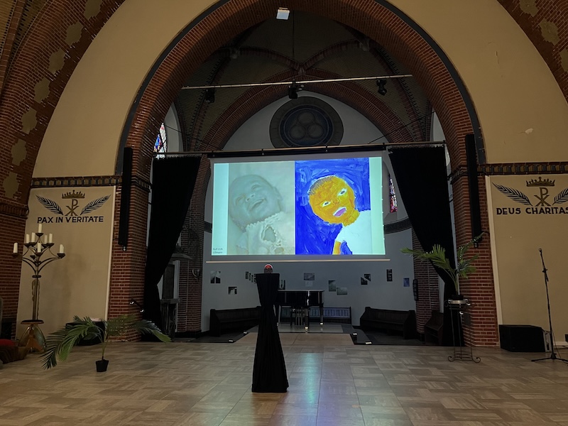 Een heftige foto van een vermoord broertje