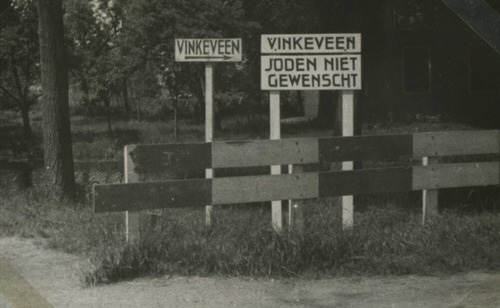 1941 De Jodenvervolging. Begon gematigd met verbod van cafe en bioscoopbezoek. Deze bordjes verschenen bij vele gemeenten. 1941