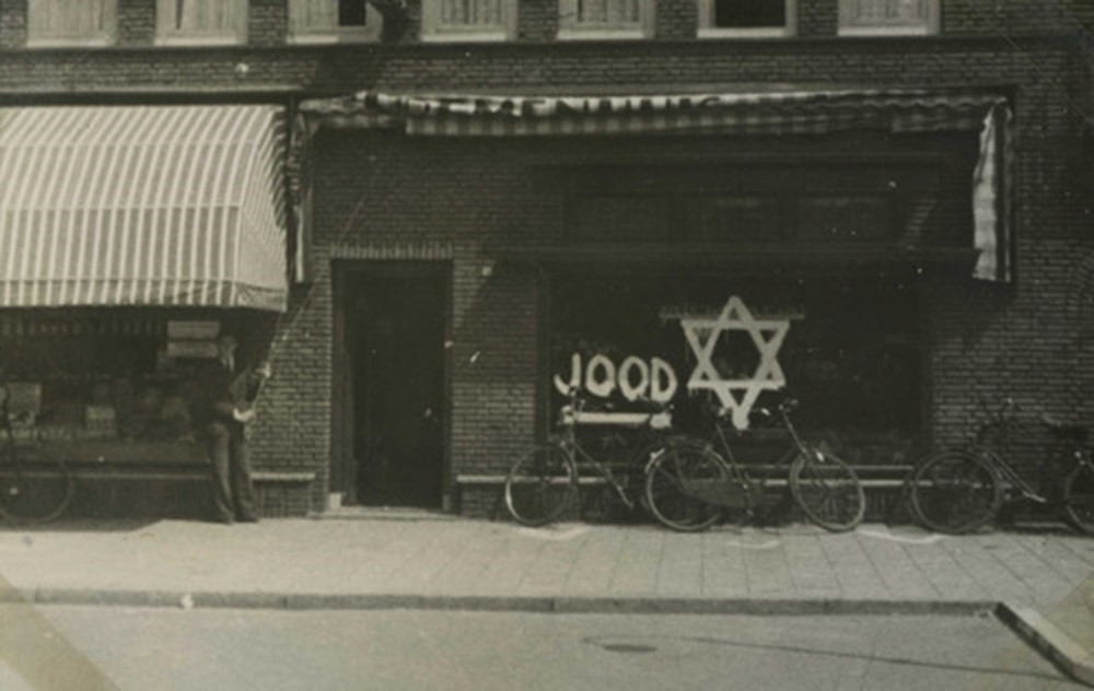 1941 De Jodenvervolging. Begon gematigd met verbod van cafe en bioscoopbezoek. Heldendaden tijdens de nacht