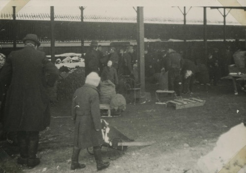 1941 De barre winter 1941 1942. Van Januari tot Maart waren de wegen vol sneeuwhopen. Spoedig ontstond gebrek aan brandstof die afgehaald moest worden