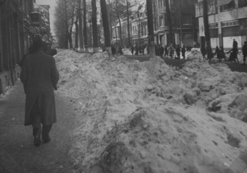 1942 De barre winter 1941 1942. Van Januari tot Maart waren de wegen vol sneeuwhopen
