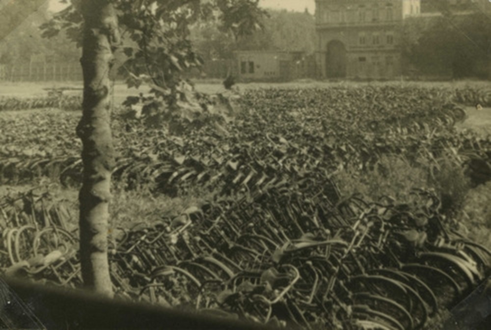 1942 De laatste 3 maanden van 1942. De inbeslag genomen fietsen op het Paleisterrein Amsterdam