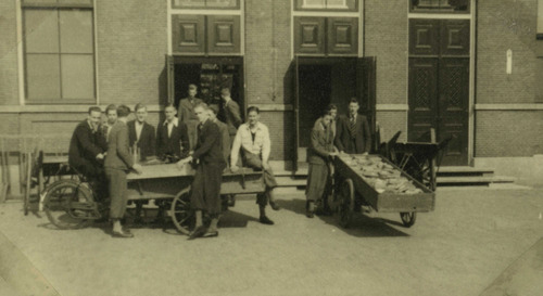 1943 In mei 1943 werd de Rijks H.B.S. gevorderd. De ontruiming. In de hal wordt alles klaargezet. De boeken worden meegevoerd