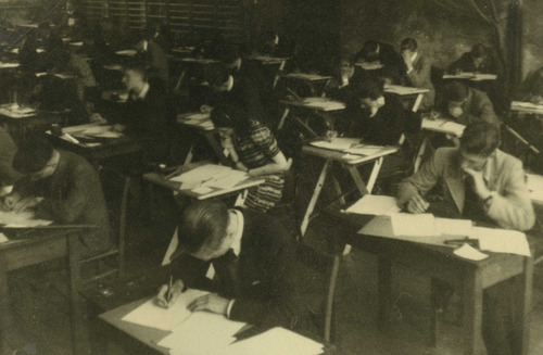 1943 In mei 1943 werd de Rijks H.B.S. gevorderd. De ontruiming. In de hal wordt alles klaargezet. Te midden der verhuizing ging het eindexamen verder