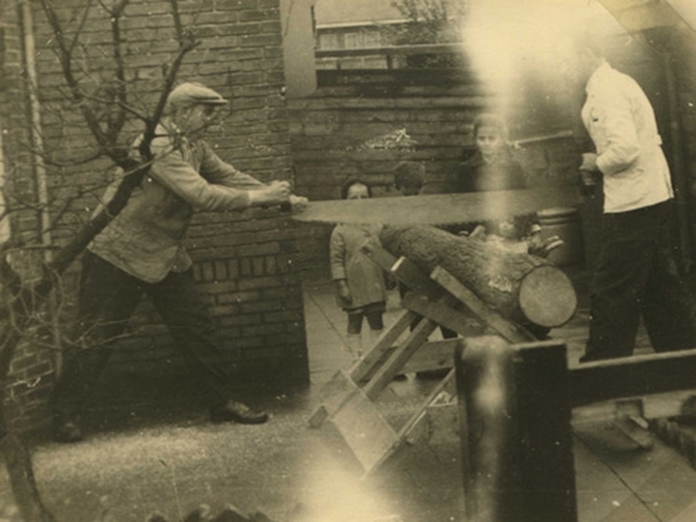 1943 Thuisgekomen moet het hout nog klein gemaakt.oktober 1944