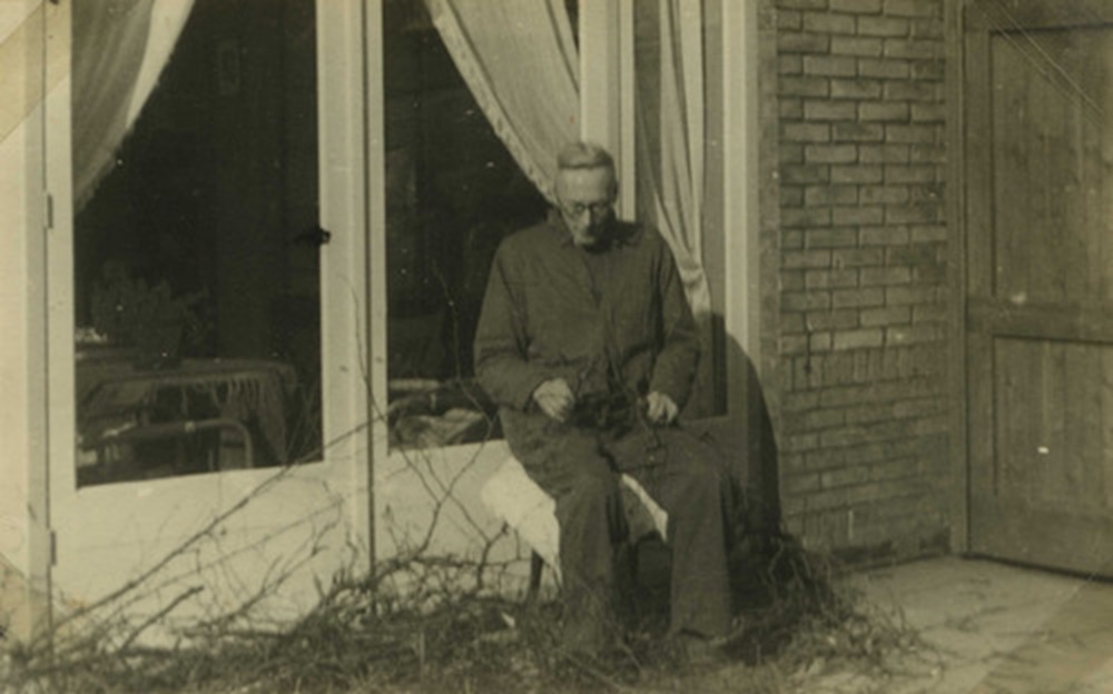 1944 Met de snoeischaar worden de takken fijngeknipt. Bonnet aan het werk.1944