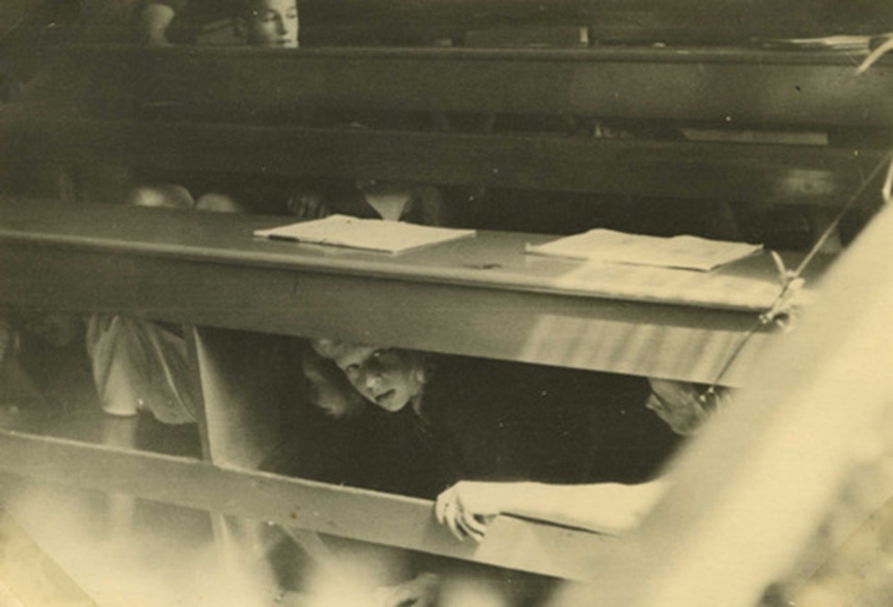 1944 Op school tijdens luchtalarm. Onder de bank. 1944 Bonnet was leraar op de H.B.S