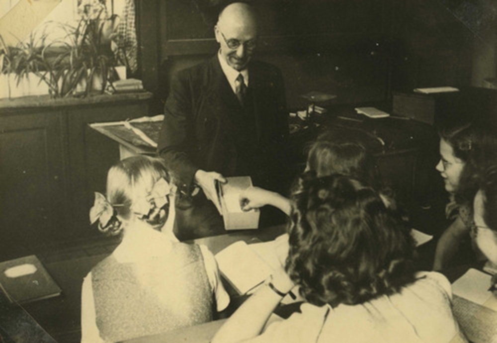 1944 Uitdeling van Vitamine C op school wegens gebrek aan vruchten. mei 1944