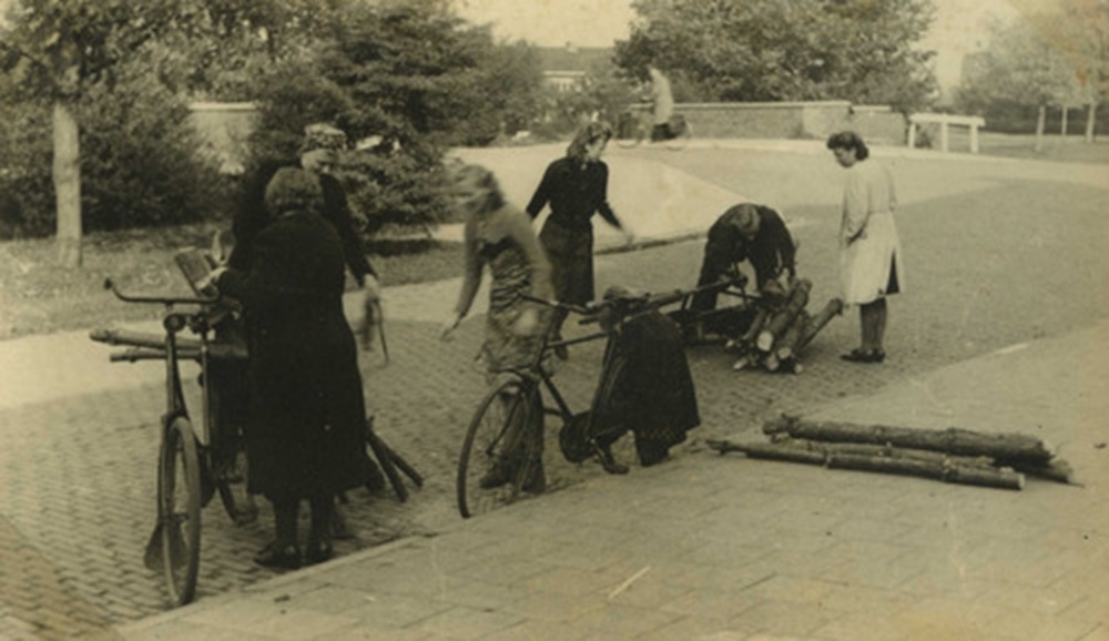 1944 Wat wij dagelijks zagen passeren. Vrouwen en meisjes met allerhande vervoermiddelen. Eindelijk thuis oktober 1944