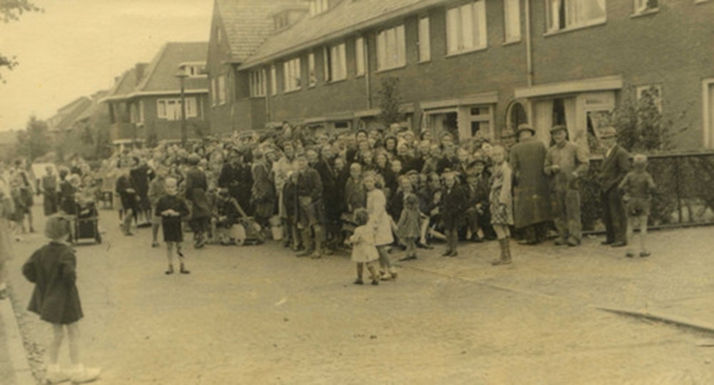 1944 Wel bonnen voor aardappelen maar ze zijn er niet. Hier komt een straks een wagen en we staan uren in de rij. 1944