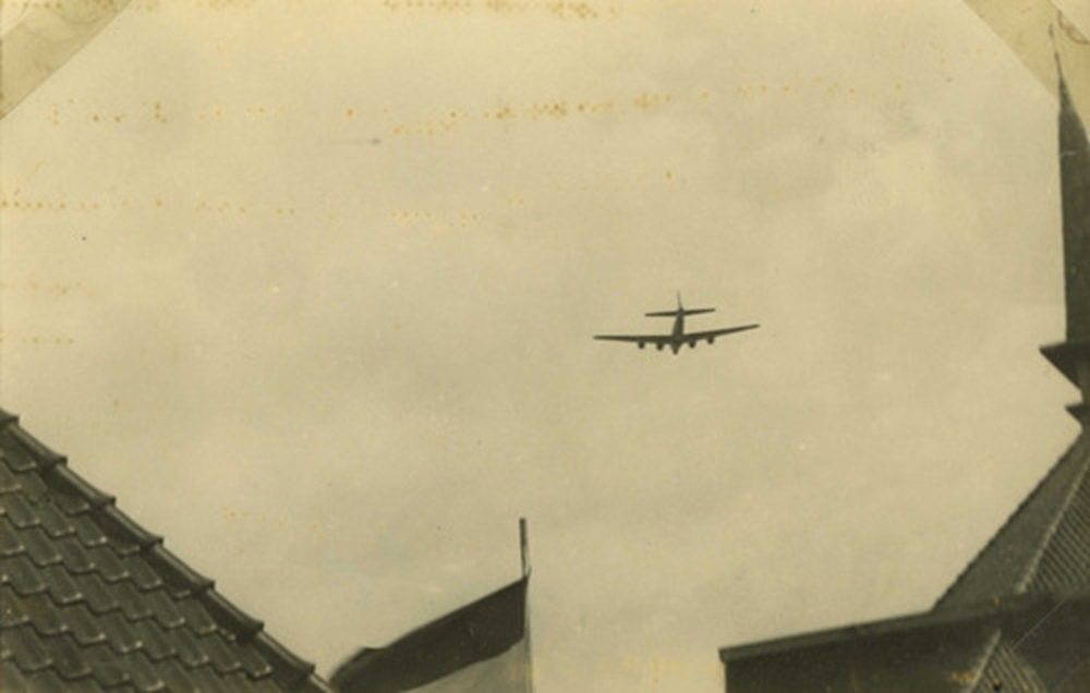 1945 5 mei Bonnet Ook vliegmachines brengen voedsel aan