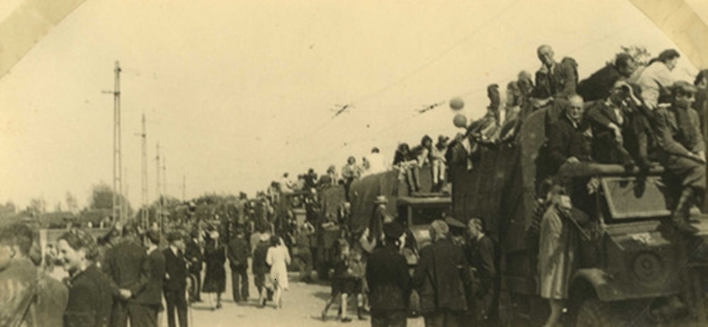 1945 5 mei Bonnet Volgeladen met jeugd wordt doorgereden