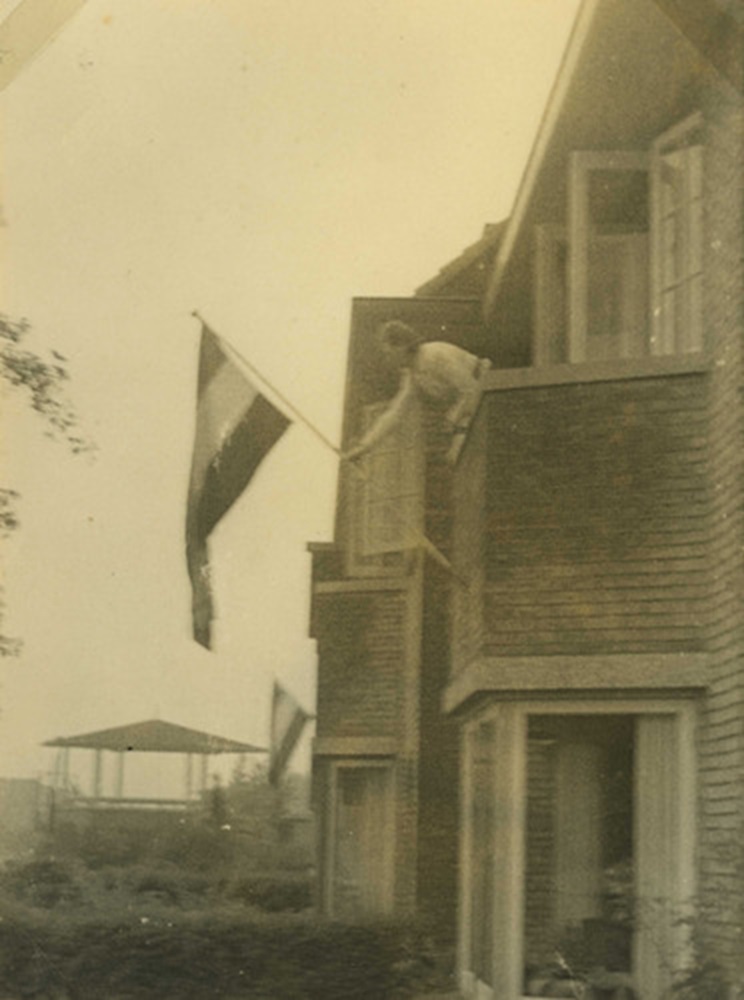 1945 5 mei Het Rood Wit Blauw wordt uitgestoken. 5 mei 1945 Tuindorp