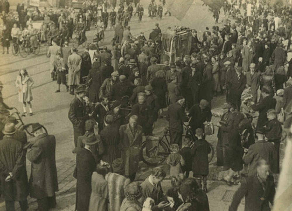 1945 5 mei Het draaiorgel op het Vreeburg speelde onder veel belangstelling vaderlandsche liederen. 5 mei 1945