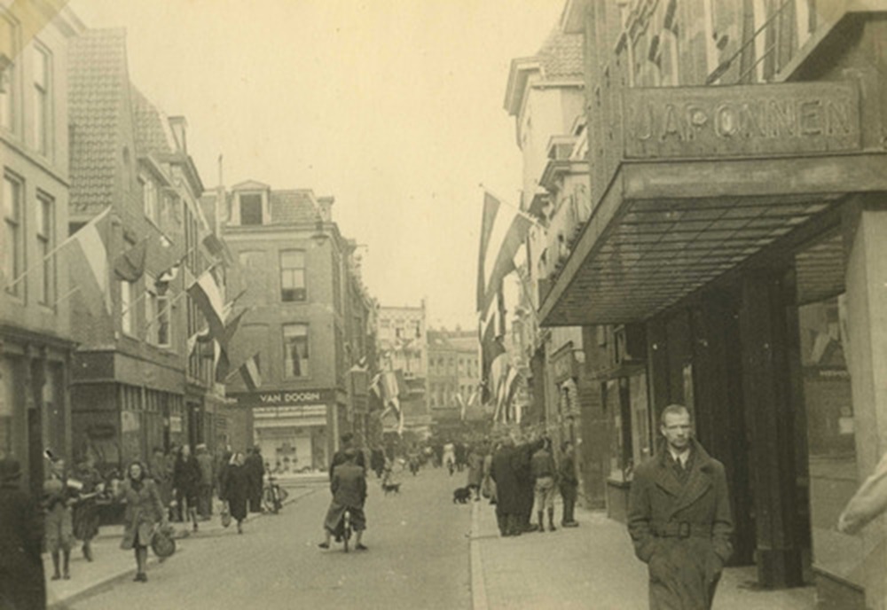 1945 5 mei In heel Utrecht wapperen de vlaggen ondanks de Duitschers. 5 mei 1945 op de Steenweg