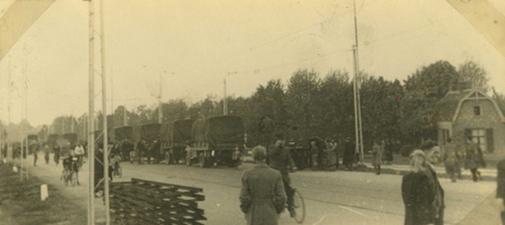 1945 5 mei Voedselautos blijven steeds rijden. Biltstraat. 6 mei 1945