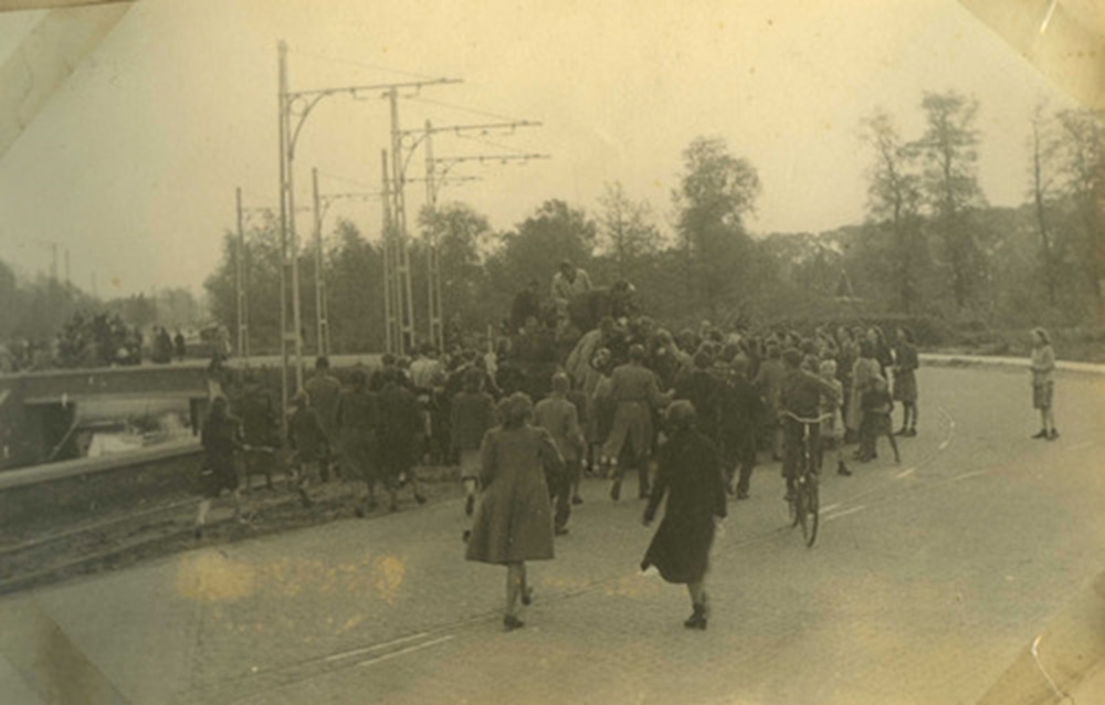 1945 7 mei Bonnet De eerste wagens worden door de jeugd stormenderhand genomen. Berenkuil