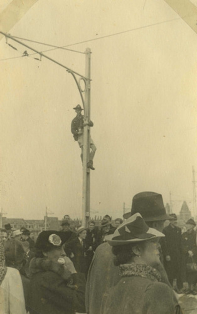1945 7 mei Bonnet De herrezen padvinderij zoekt het hoog