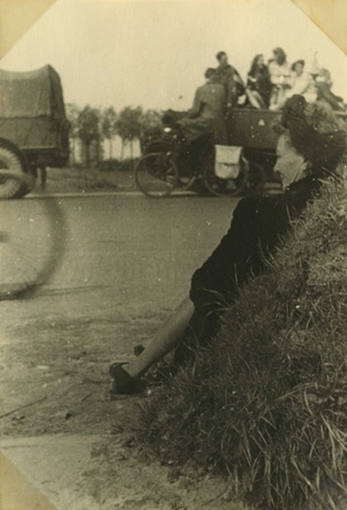 1945 7 mei Bonnet Moeder maakt het zich gemakkelijk