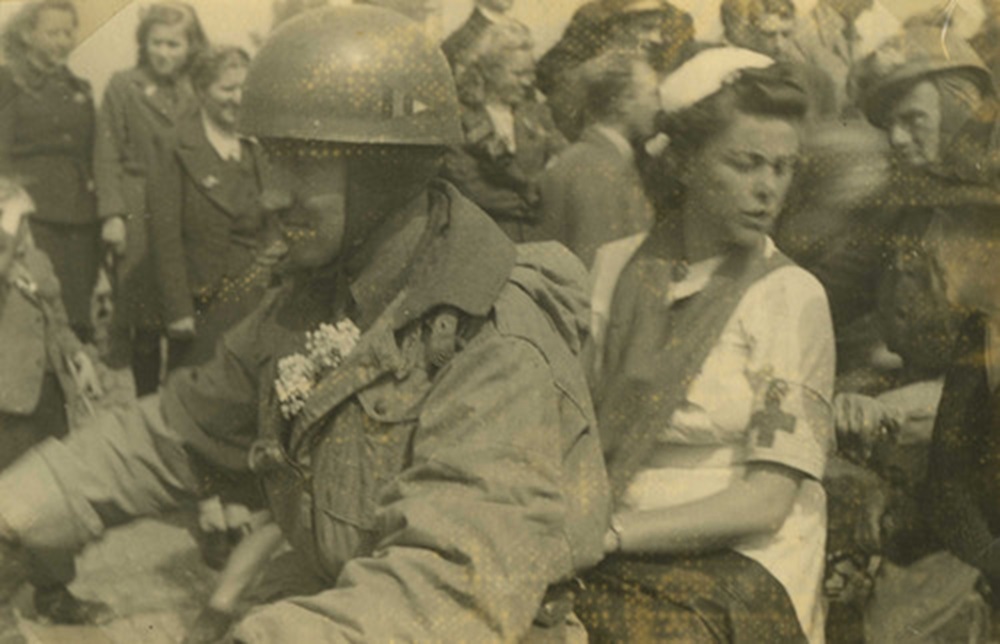 1945 7 mei Bonnet Motorrijder met Rode Kruis zuster als duo engel