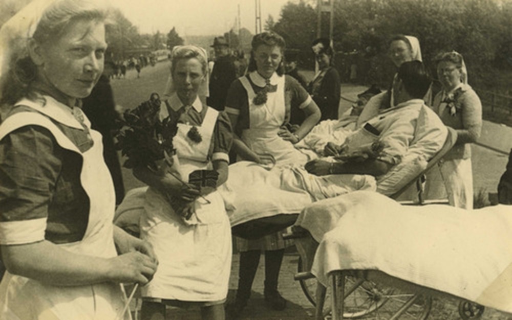 1945 7 mei Bonnet Ook patienten zijn aangevoerd om de intocht gade te slaan