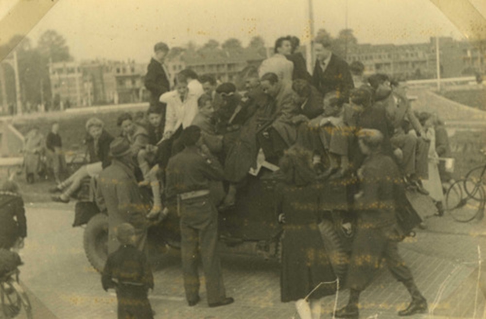 1945 7 mei Bonnet Ze worden vriendelijk ontvangen