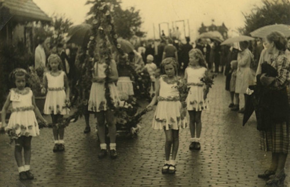 1945 na 7 mei Bevrijdingsoptocht. De Fuchslaan was met een jongere en een oudere groep present. augustus 1945
