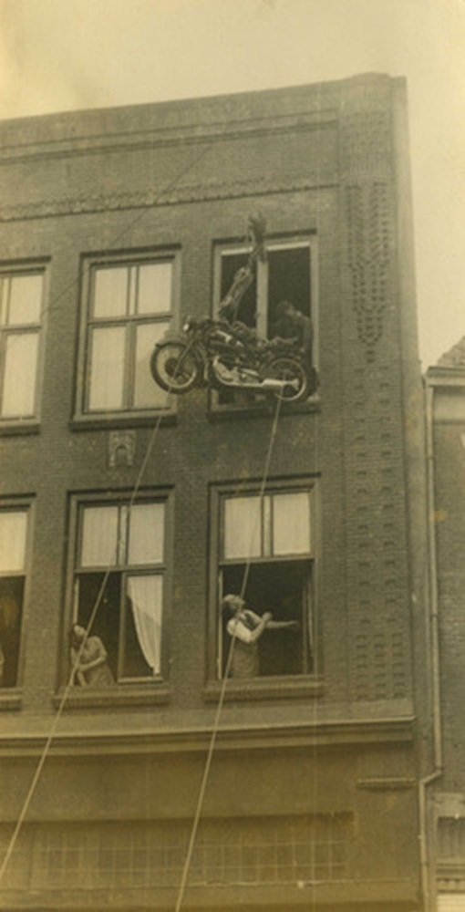 1945 na 7 mei Bonnet De ondergedoken motorfiets wordt van zolder gehaald. mei 1945