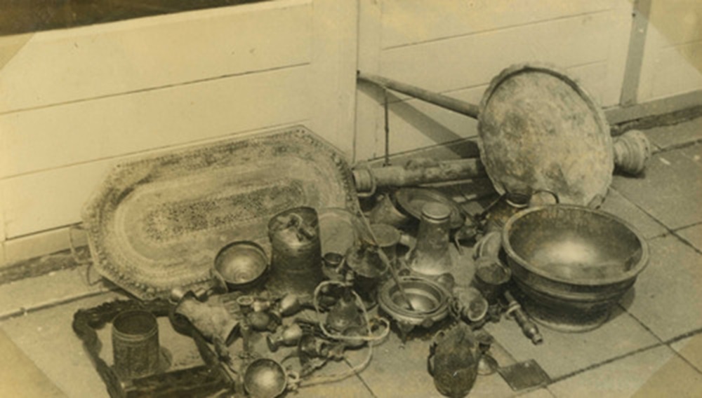 1945 na 7 mei Bonnet Het begraven koper wordt weer te voorschijn gehaald