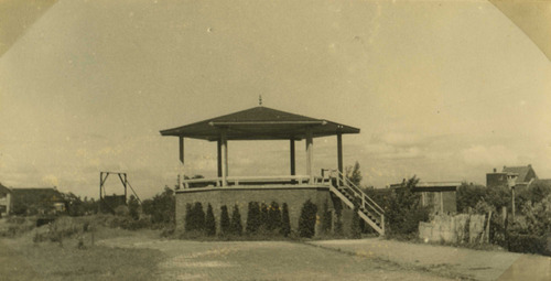 1945 na 7 mei Bonnet Onder de muziektent zit een bunker welke ons vele angstige uren bezorgd heeft