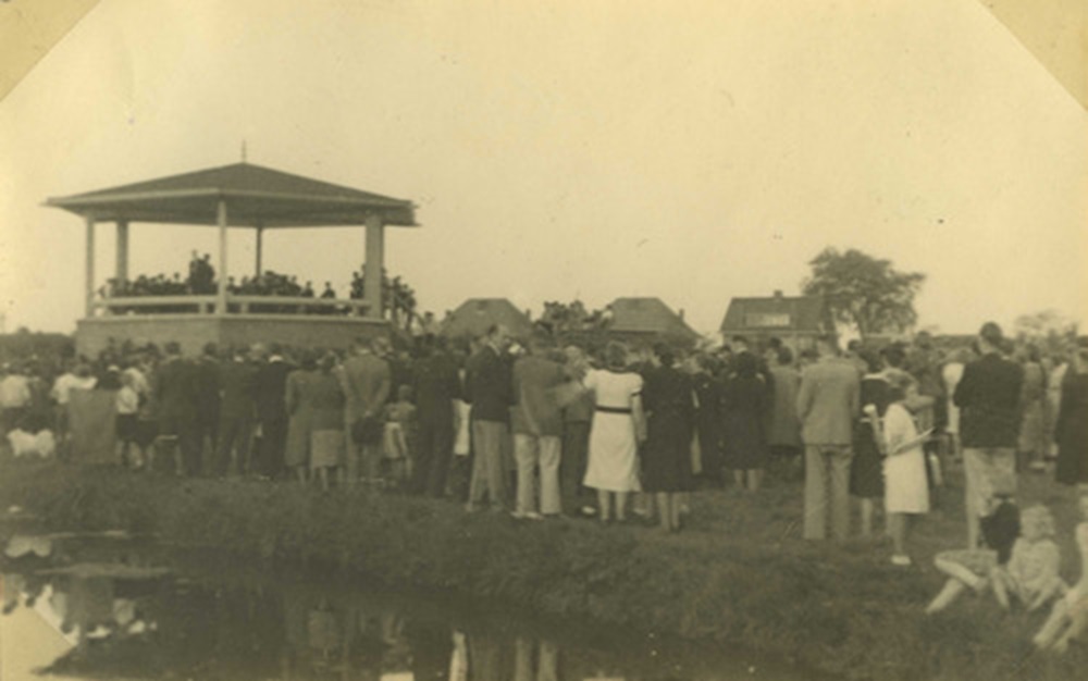 1945 na 7 mei Bonnet Tuindorp houdt s avonds een optocht en in de tent spelt een muziekcorps