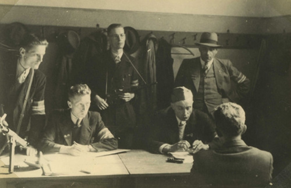 1945 na 7 mei Bonnet Verhoor van een NSBer door de BS