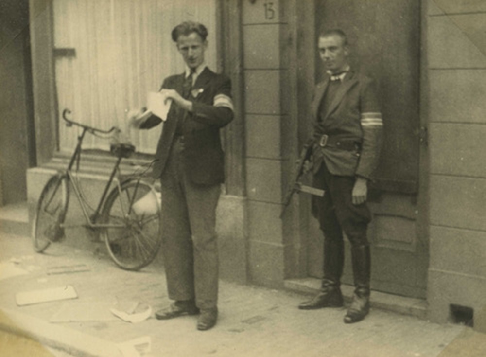 1945 na 7 mei Portretten van Hitler en consorten worden verscheurd. mei 1945