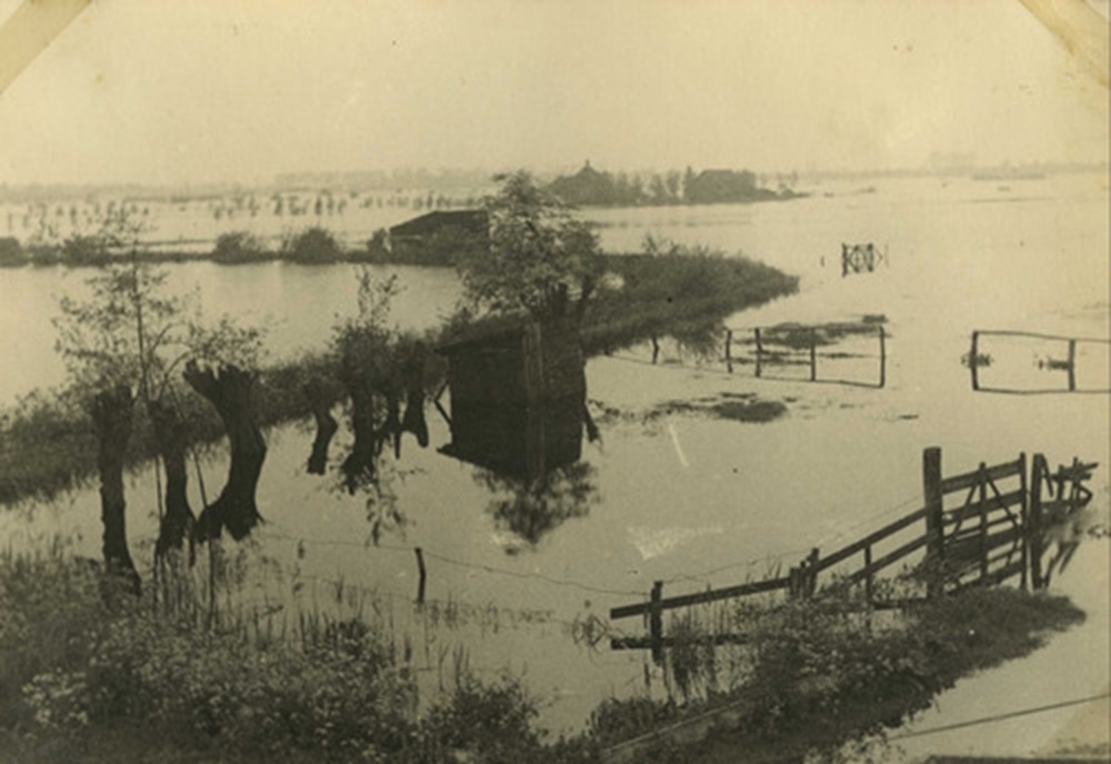 1945 voor 5 mei Bonnet De vijand nadert. De Duitscher zet het land onder water