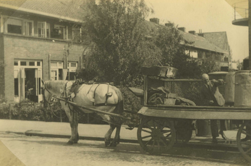 1945 voor 5 mei Bonnet Het eten wordt in grote gamellen gebracht