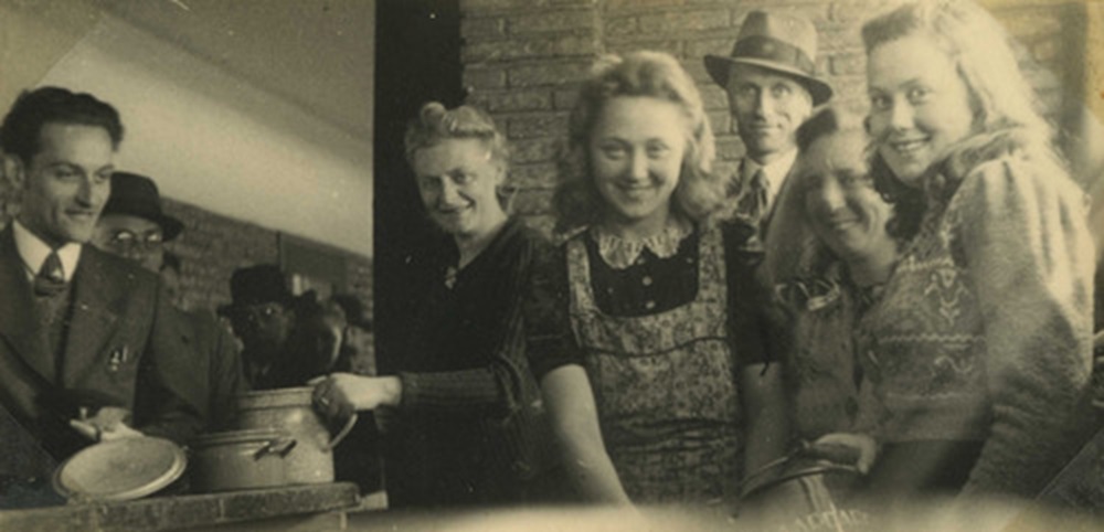 1945 voor 5 mei Bonnet Nog een groepje opschepsters april 1945