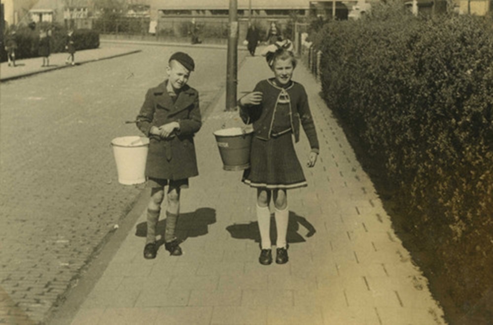 1945 voor 5 mei Bonnet Oud en jong komen de kleine of grote porties halen april 1945