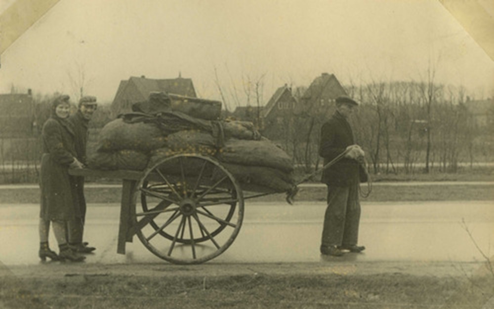 1945 voor 5 mei De weg van Amersfoort naar Zwolle laat een droeve optocht zien. januari 1945
