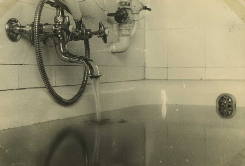 1945 voor 5 meiDe kraan loopt nog maar twee uur per dag. Gauw het bad vullen. februari 1945