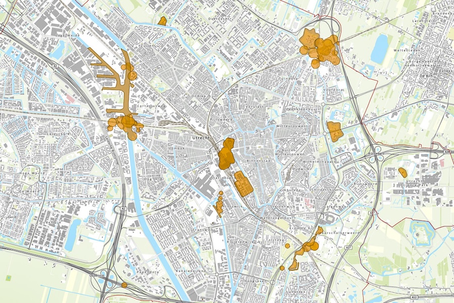 Bommenkaart van de Gemeente Utrecht. Behalve het gebied rond het station en het voormalige Academisch Ziekenhuis zouden er nog explosieven kunnen liggen bij het oude Demka-terrein, Fort Blauwkapel en Fort De Bilt.