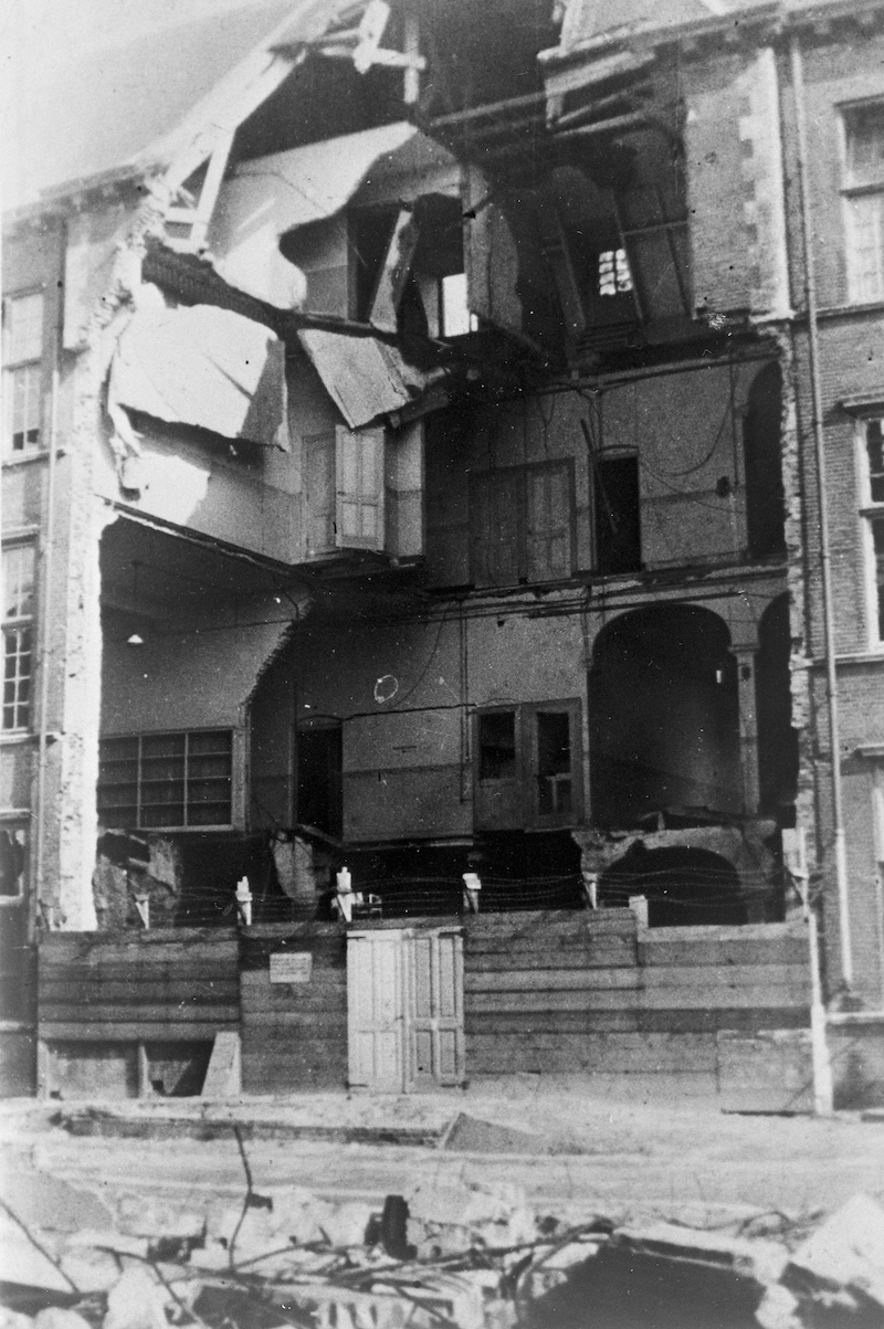 De zwaarbeschadigde gevel van de Psychiatrisch Neurologische kliniek