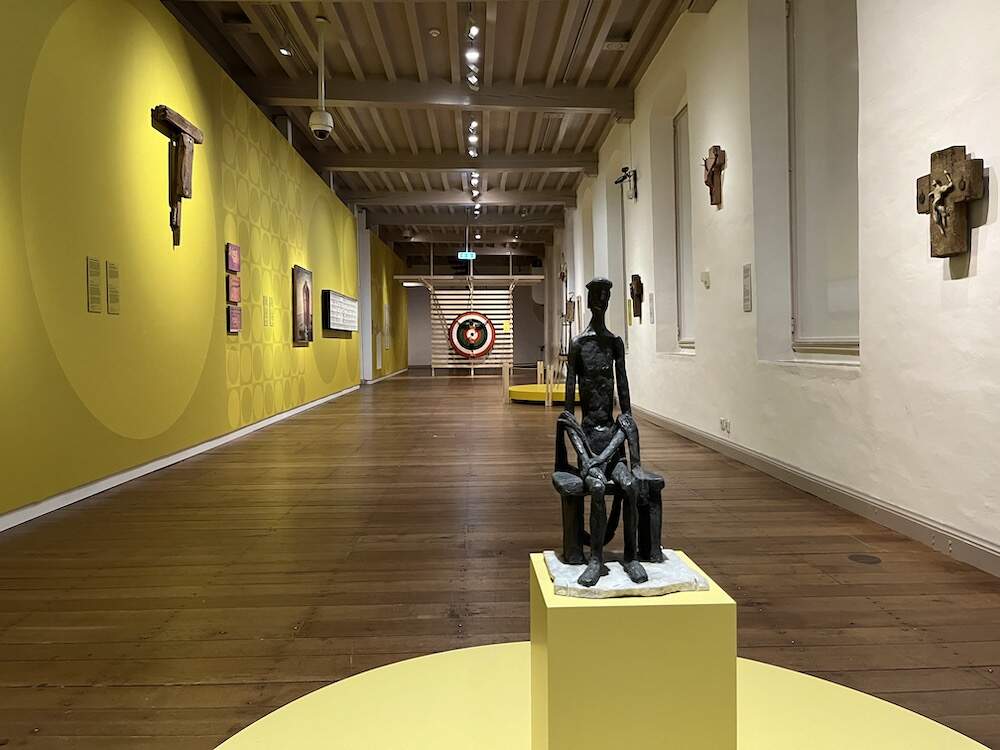 Overzicht tentoonstellingszaal Van God los