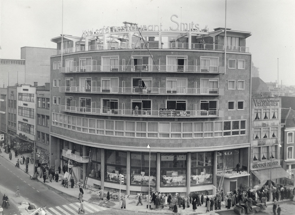 Gezicht op het bijna voltooide nieuwe Hotel Smits FF van der Werf 1953 1954