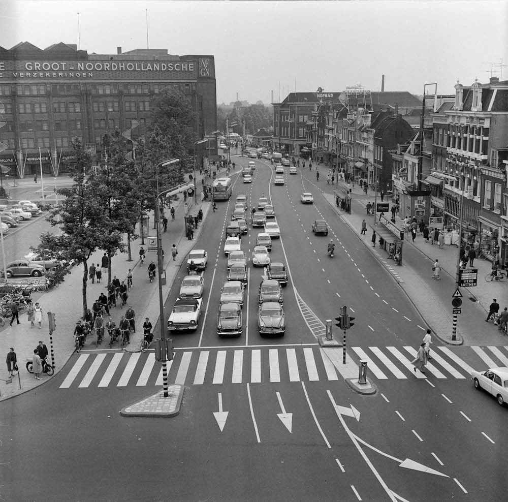 verkeersdrukte op het Vredenburg te Utrecht gezien vanaf Hotel Smits Hofland 1964
